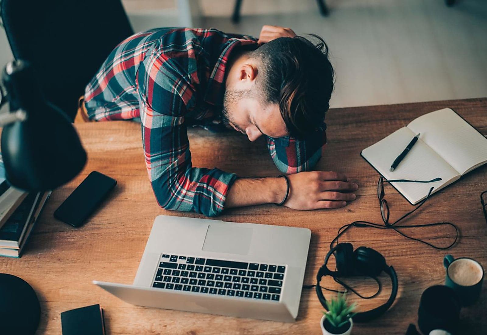 Burnout among young professionals linked to work stress, money pressure and digital overload