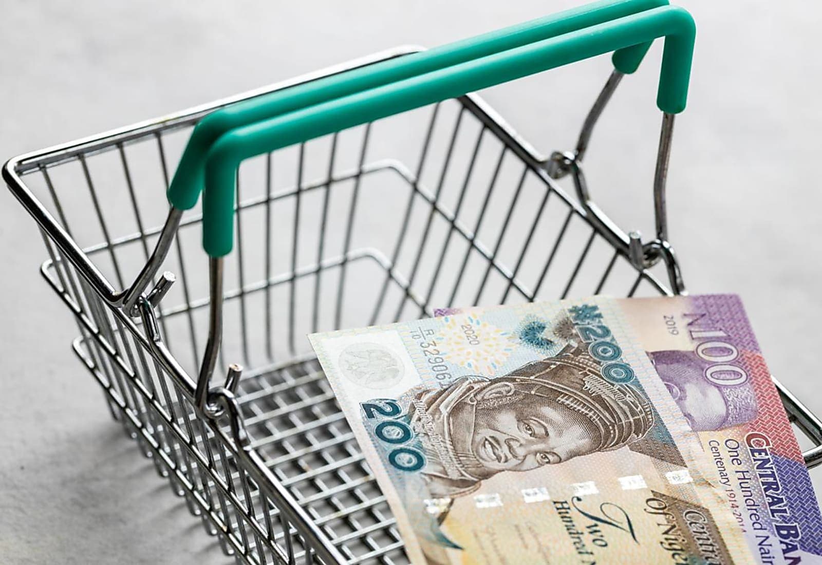 Nigeria's Naira Sees Mixed Trading as Parallel Market Hits ₦1,395 Per Dollar featured image
