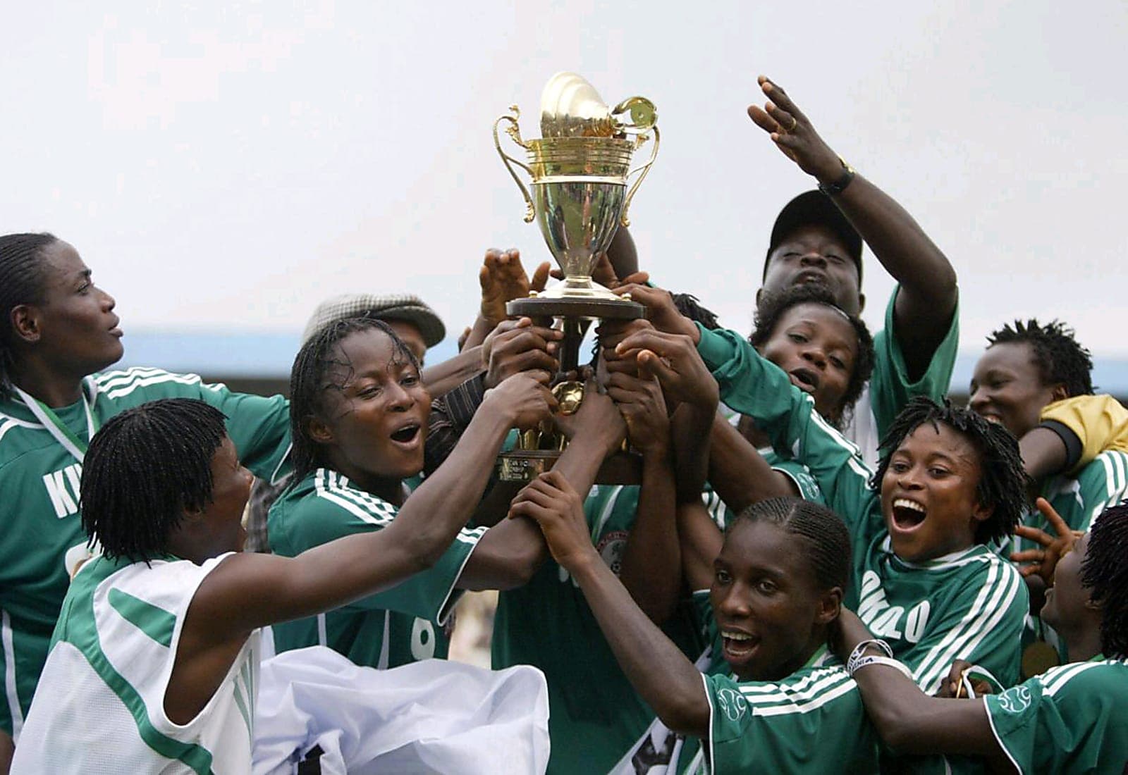 AS Roma women’s team celebrating their Serie A trophy with Nigerian players holding the cup